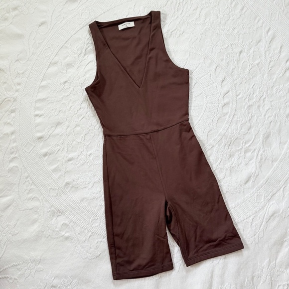 Aritzia Babaton Contour V-Neck Romper - Picture 3 of 5
